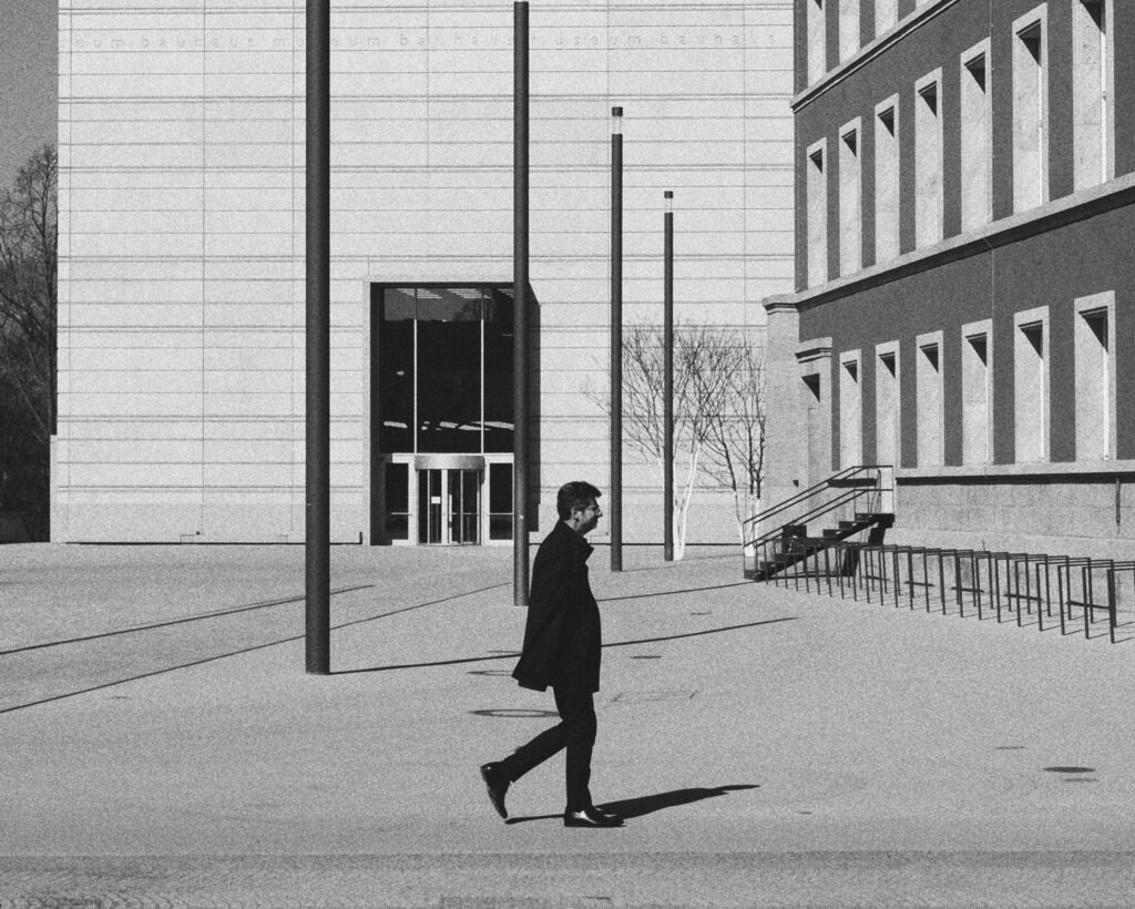 Η ανδρική ταυτότητα σε κρίση: οι αιτίες 1 man walking 1